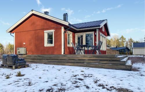 2 Bedroom Stunning Home In Mönsterås — 4-Star Luxury Hotel in Moensteras, Sweden