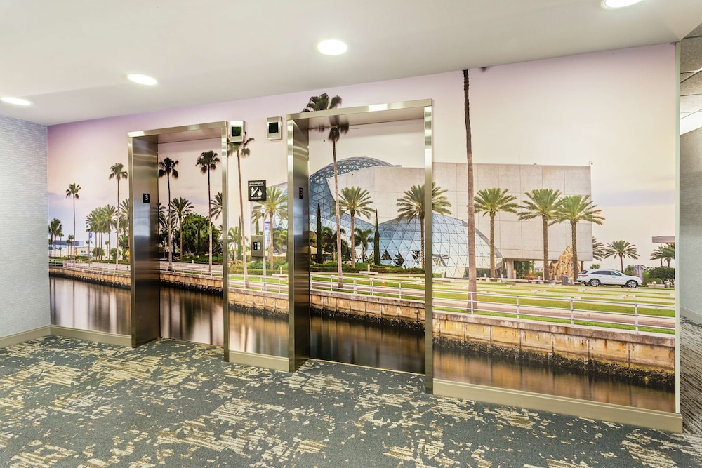 Hampton Inn & Suites St. Petersburg Downtown - photo 4