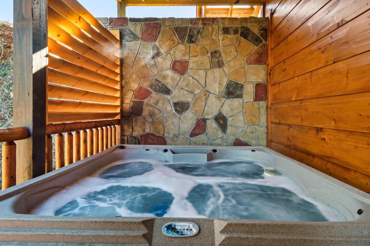 Full Equipped Cabin with a Pool and Game Room Smokies Views — 4-Star Luxury Hotel in Gatlinburg, United States