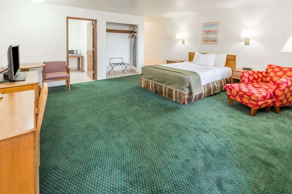 Howard Johnson by Wyndham Roseburg - photo 11