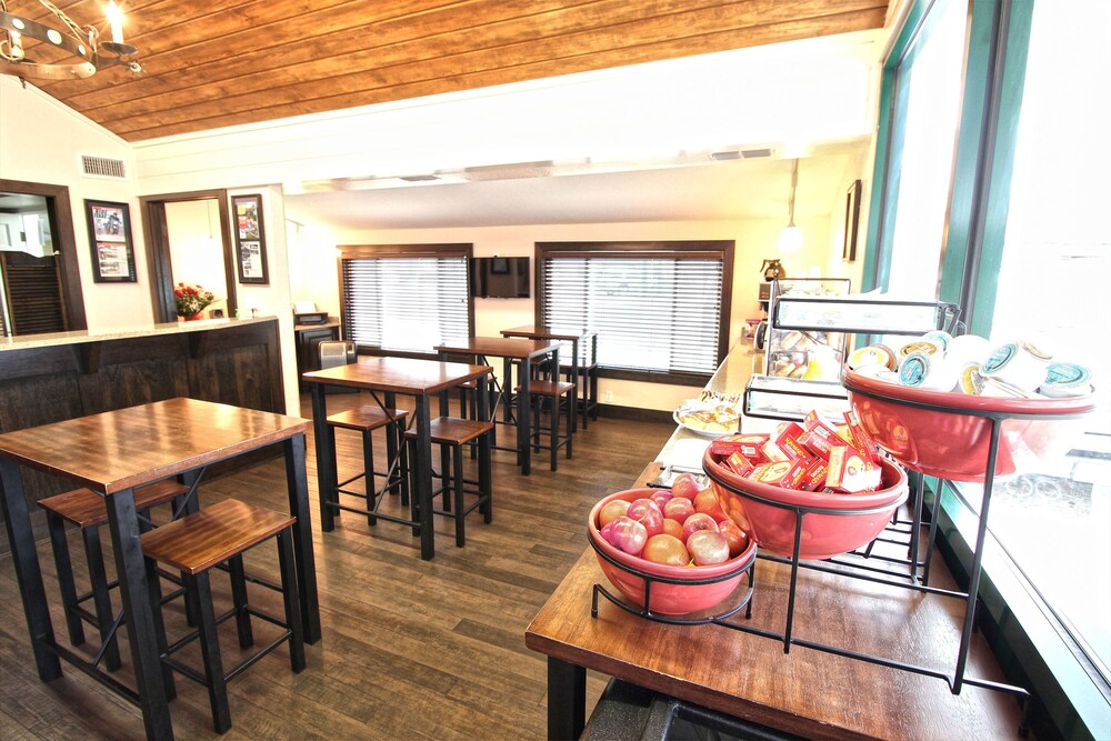 Peach Tree Inn & Suites - photo 56