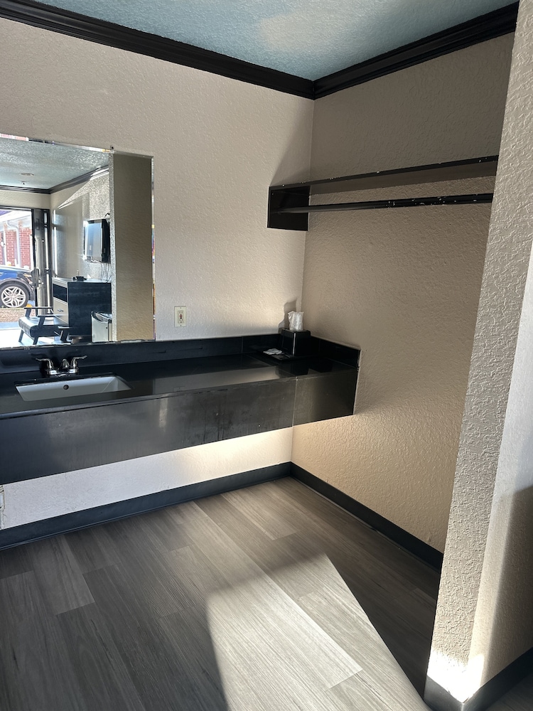 Luxury Inn and Suites - photo 11