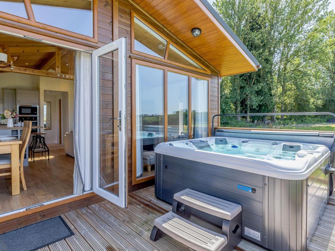 Nanny Goat Lodge — 5-Star Luxury Hotel in Stourport-On-Severn, United Kingdom