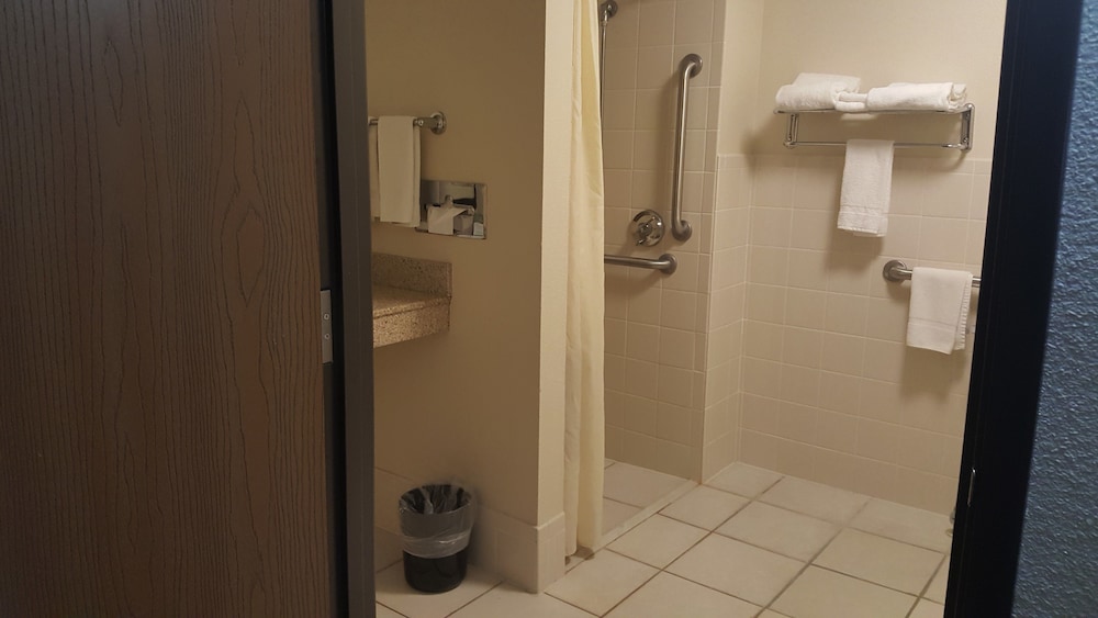 AmericInn by Wyndham Muscatine - photo 38