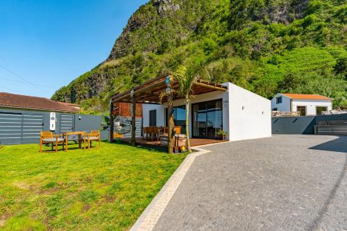 Fajã Lodges House Ash — 4-Star Luxury Hotel in Sao Vicente, Portugal
