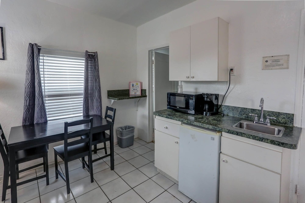 Richard's Motel - photo 47