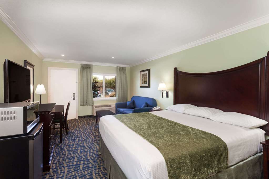Travelodge by Wyndham Orange County Airport Costa Mesa - photo 21