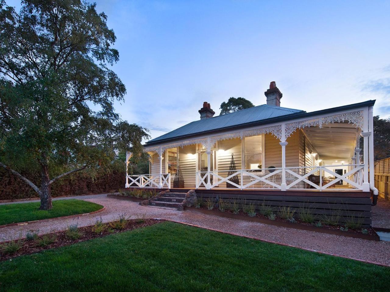 Dunroman modern comfort old world charm — 4-Star Luxury Hotel in Daylesford, Australia