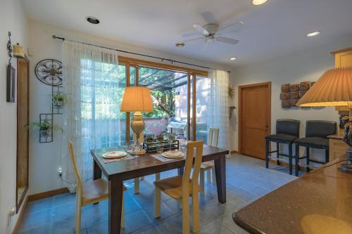 Whytecliff Park place near ocean — 4-Star Luxury Hotel in West Vancouver, Canada