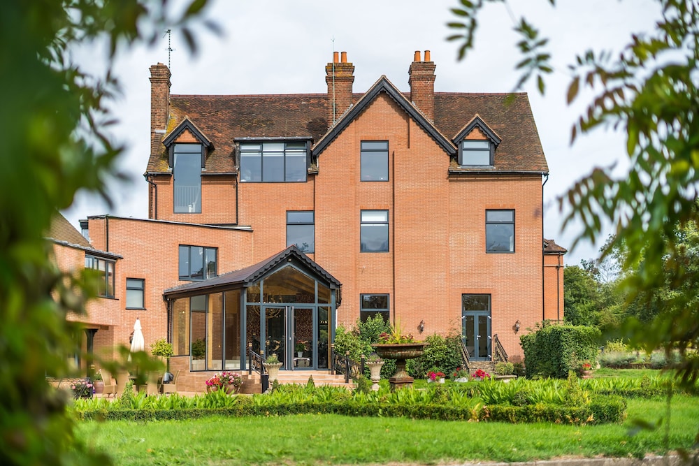 Guildford Manor Hotel & Spa — 4-Star Luxury Hotel in Guildford, United Kingdom