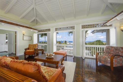 Kona Penthouse Retreat Relaxed 2 BD with Ocean Views — 4-Star Luxury Hotel in Kailua-Kona, United States