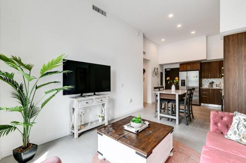 Comfortable 2BR Apartment with Pool and Gym Steps from Jackson Memorial — 4-Star Luxury Hotel in Miami, United States