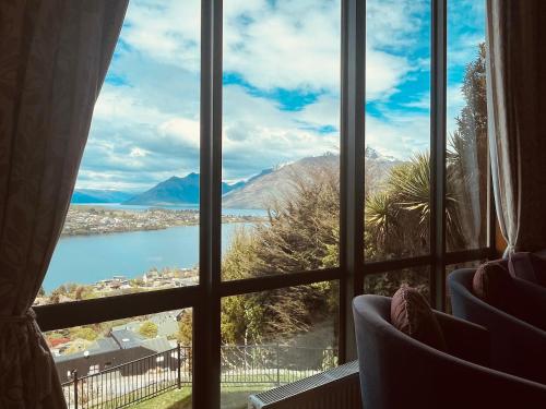 Vaneric Stays Goldleaf Getaways 12 - last minute hotel in Queenstown