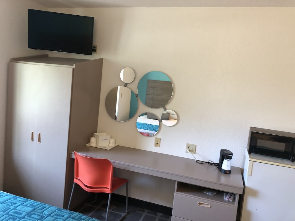 Red Lion Inn & Suites Elk Grove Village - photo 12