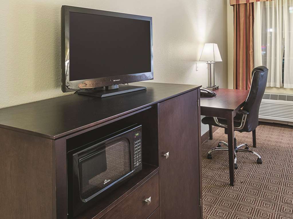 La Quinta Inn & Suites by Wyndham Waxahachie - photo 8