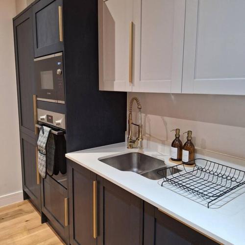 Home at Highgrove Private Garden & Parking