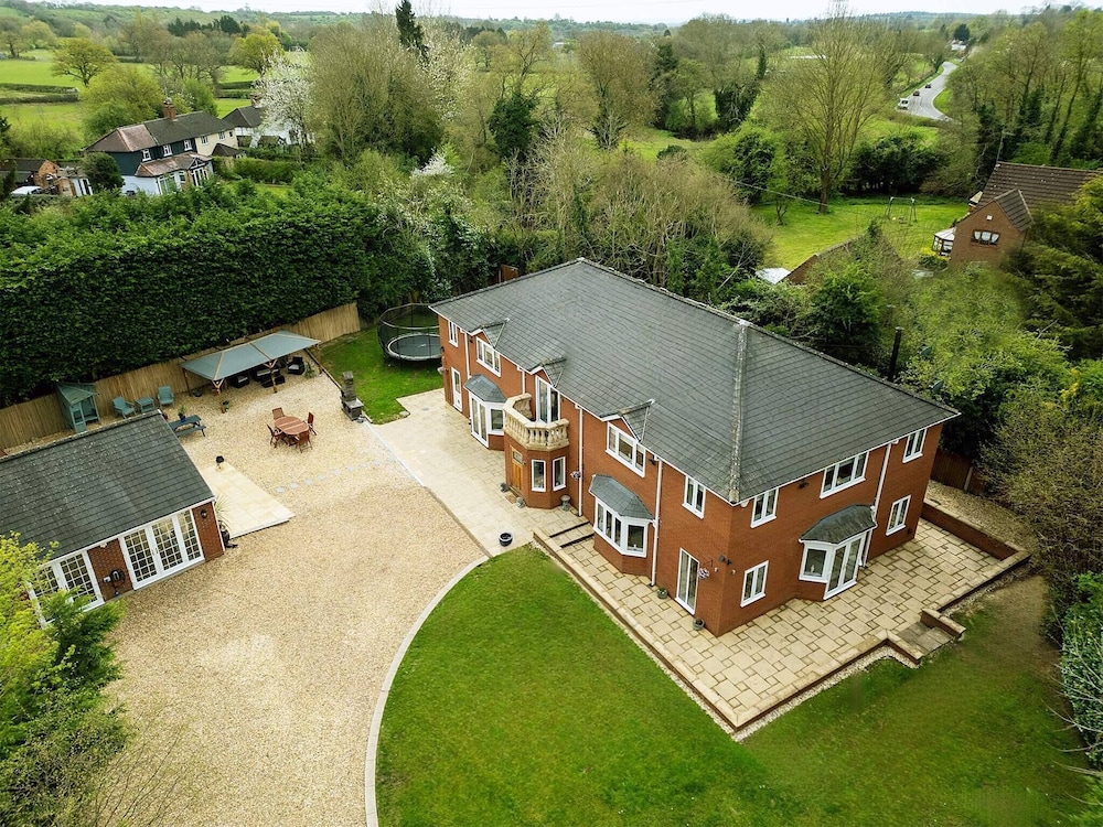 Stratford upon Avon 4BR Family Mansion on 1 acre with Pool Gym & BBQ — 4-Star Luxury Hotel in Henley In Arden, United Kingdom