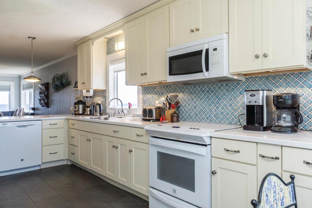 Breezy Oaks by Oak Island Accommodations - photo 6