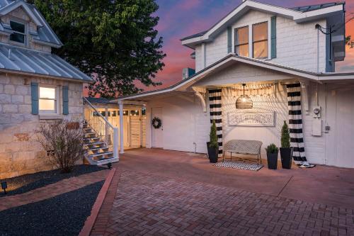 Stonewall Bungalows Sleeps 15 — 4-Star Luxury Hotel in Stonewall, United States