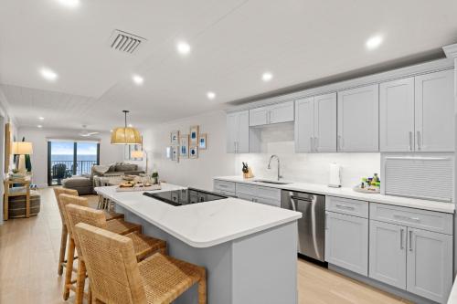 HA508 Top floor 11 condo with beautiful ocean views — Edgewater — photo 5