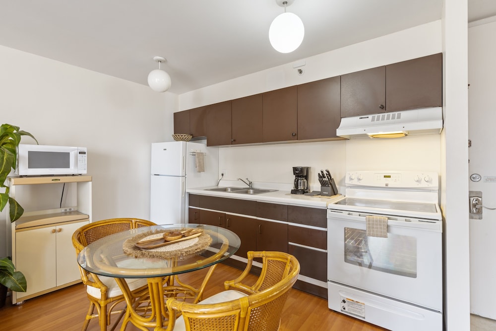 Spacious and Comfortable Ocean View Waikiki Banyan Condo FREE Parking by Koko Resort Vacation Rentals - photo 7