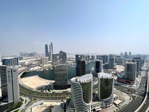 Lux BnB Upper Crest Tower I Skyline Views in Dubai, United Arab Emirates