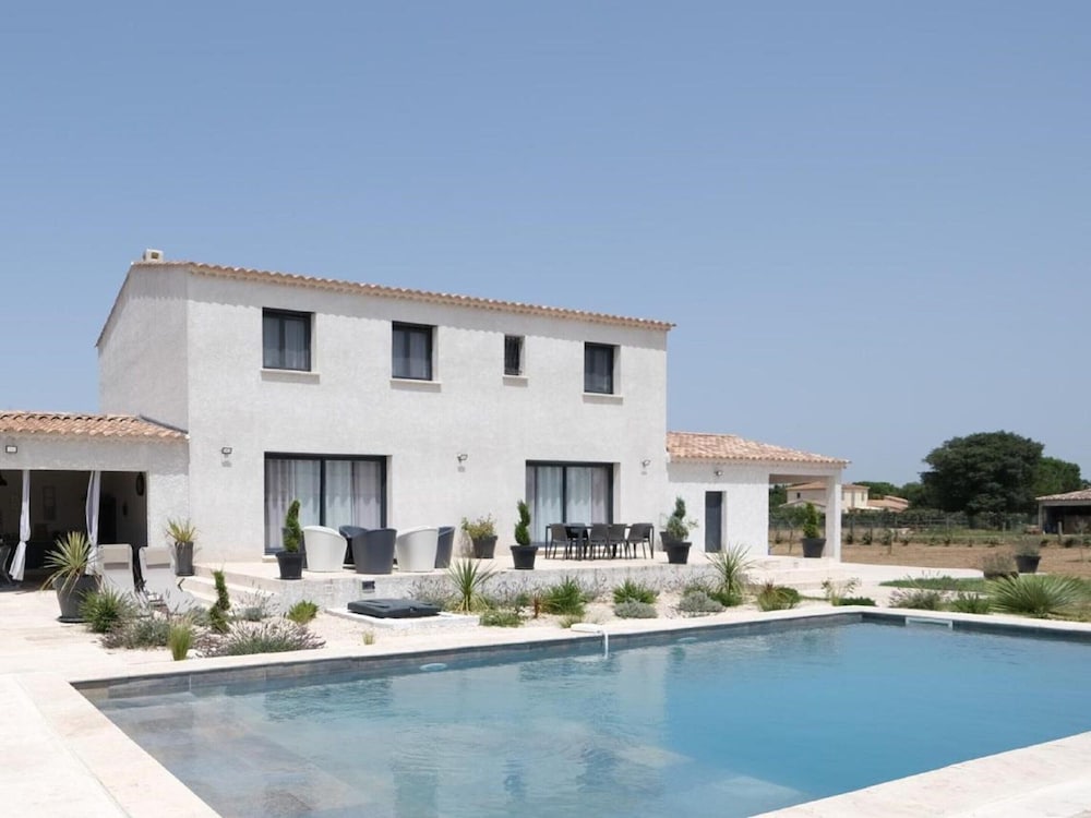 Charming Holiday Home With Private Pool — 4-Star Luxury Hotel in Arles, France
