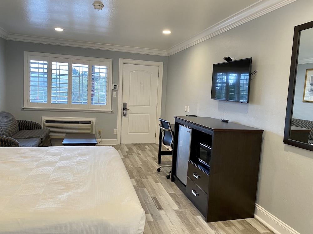 Aura Inn Monterey - photo 8