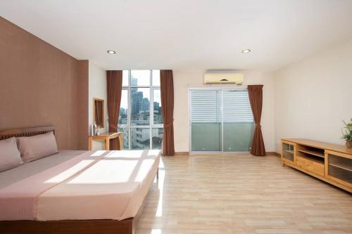 181 Ekkamai Studio Apartment