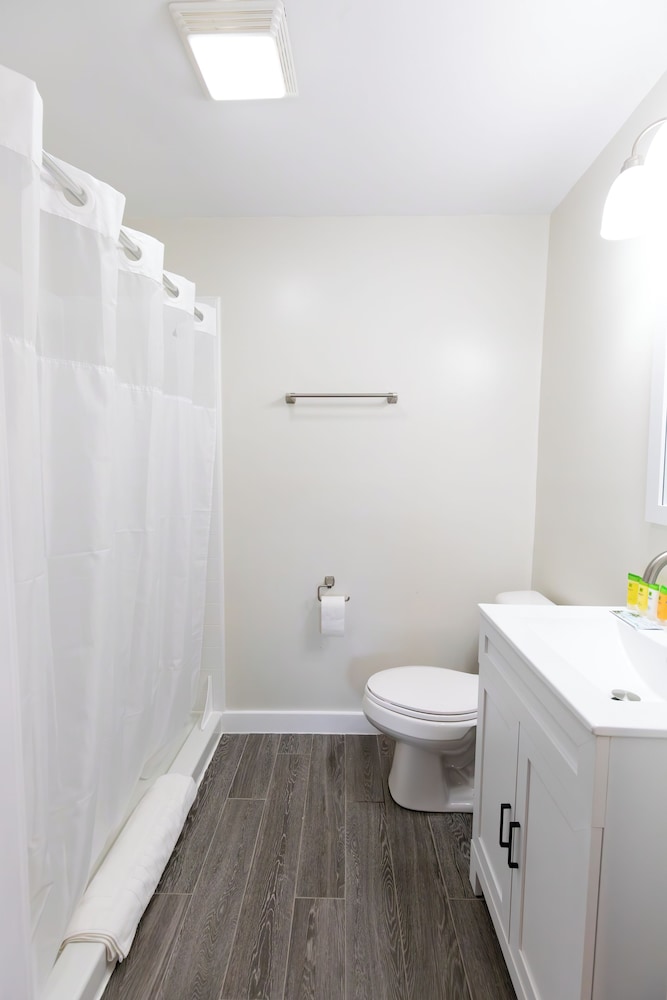 Anchor Bay Inn and Suites - photo 49
