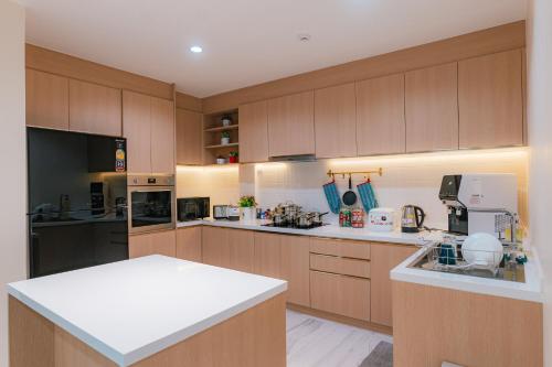 Prime Sukhumvit Modern Home Phrom Phong Bts Em District Up To 14 Guests