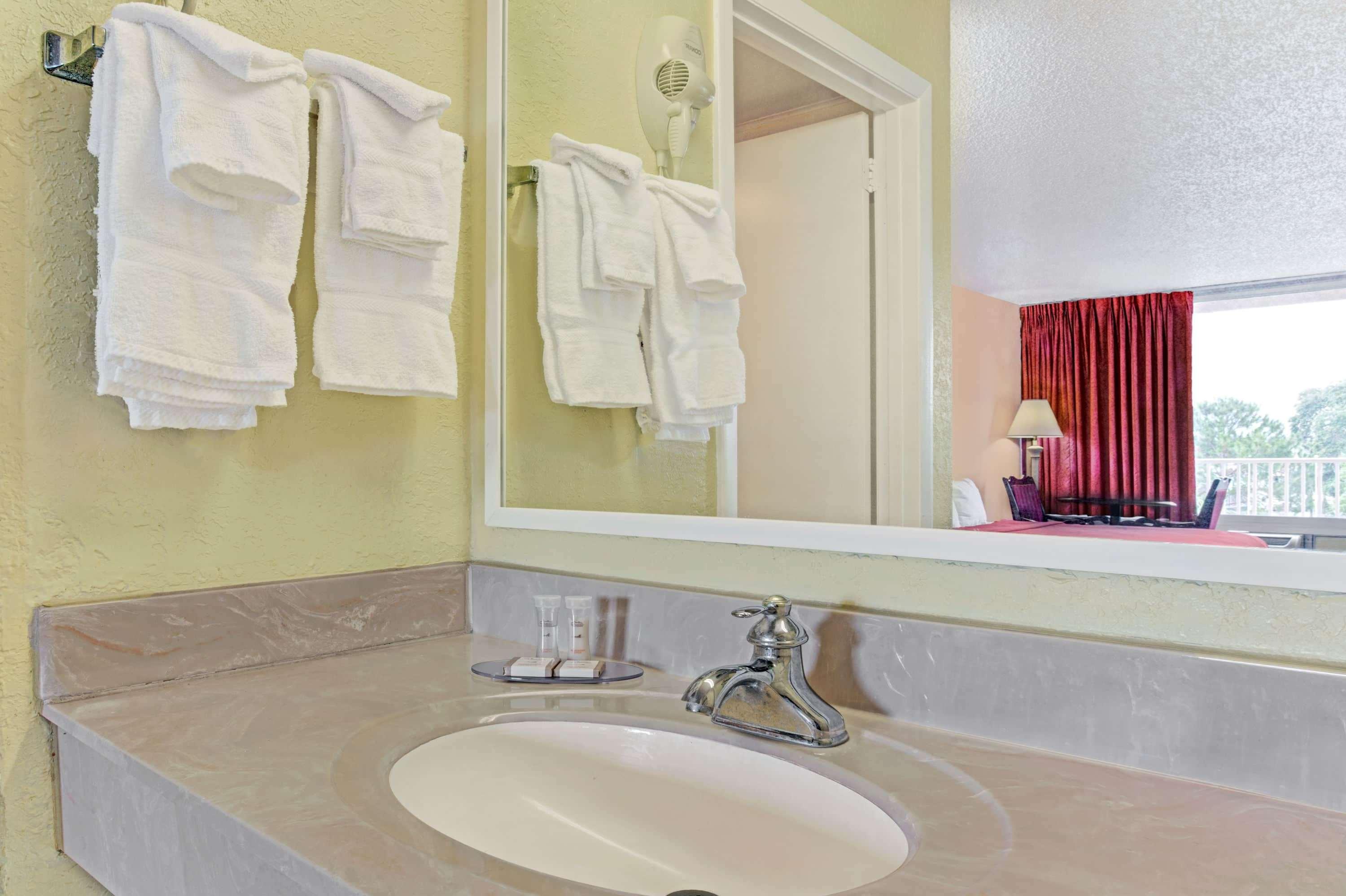 Howard Johnson Inn Tropical Palms Kissimmee - photo 24