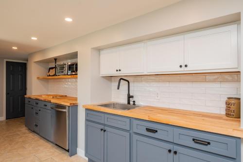 Sawyers Shore Shack by Oak Island Accommodations - photo 29