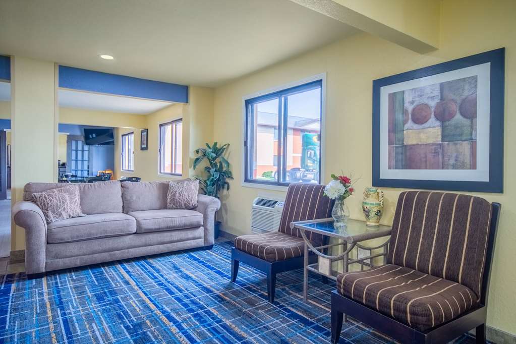 Days Inn & Suites by Wyndham Waterloo - photo 6