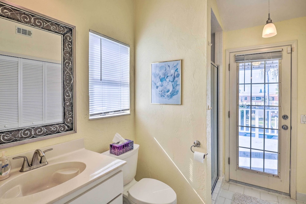 Sunny Florida Home with Decks And View Steps To Beach — 4-Star Luxury Hotel in Flagler Beach, United States