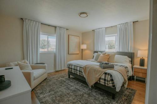 Casa Urbana Close to Downtown Hot Tub Pet Friendly No Pet Fees — 4-Star Luxury Hotel in Albuquerque, United States