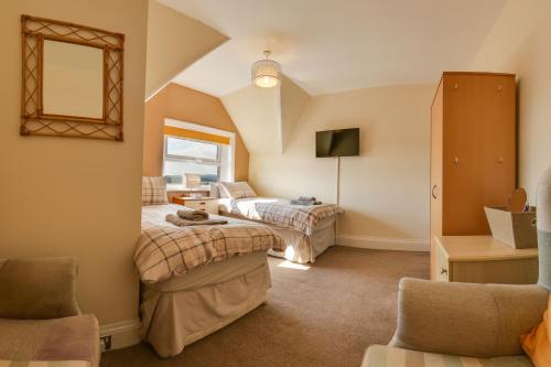 The Whitby Prospect Large Apartment with Stunning Views 2 Mins From Beach