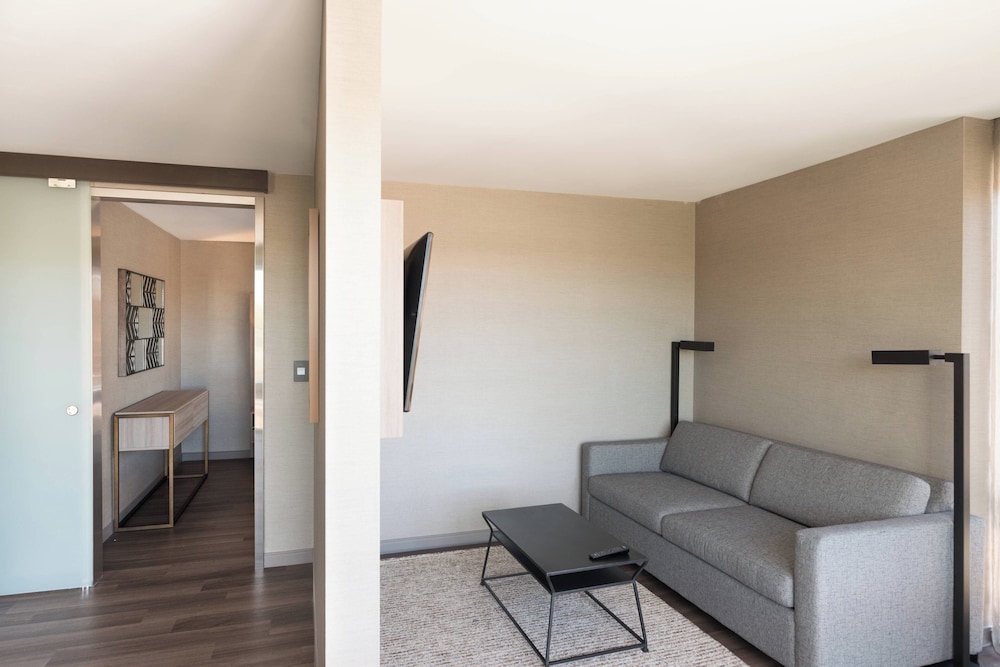 AC Hotel by Marriott Boston Cleveland Circle - photo 35