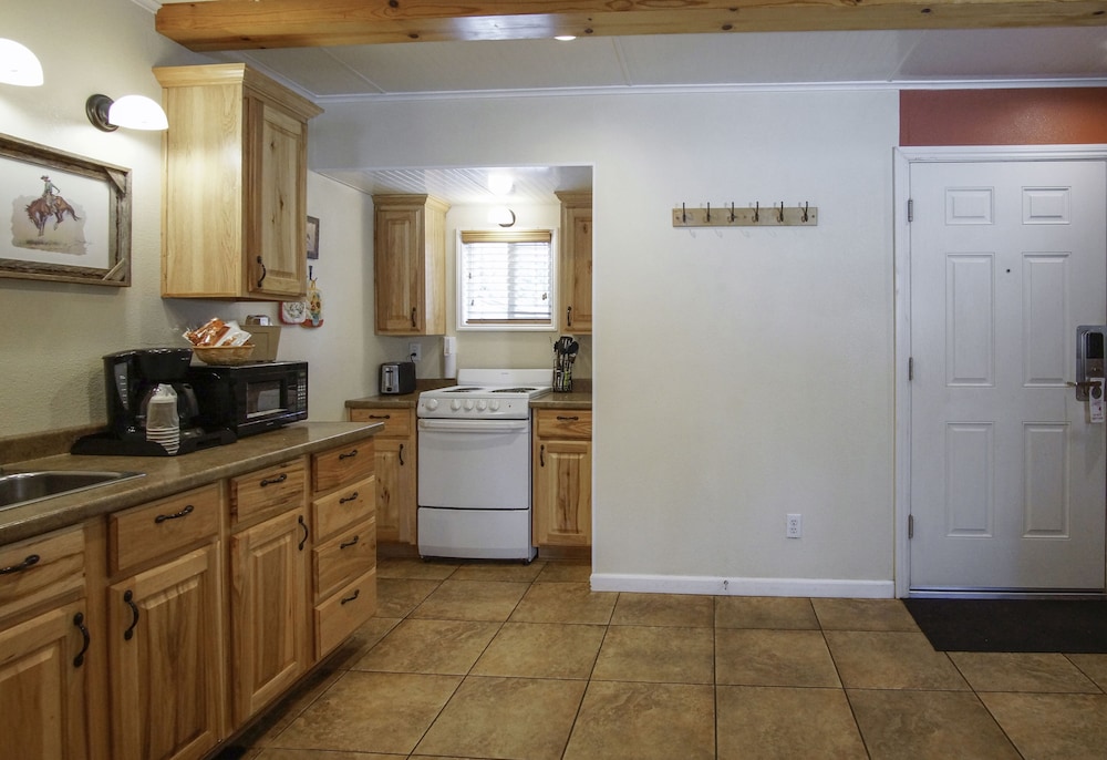 Charm Motel & Suites - photo 45