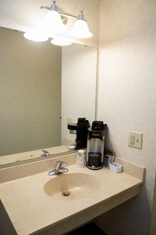 Grand Hinckley Inn - photo 8