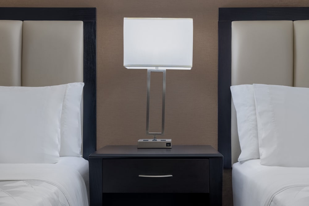 Holiday Inn Des Moines Airport Conf Center by IHG - photo 9