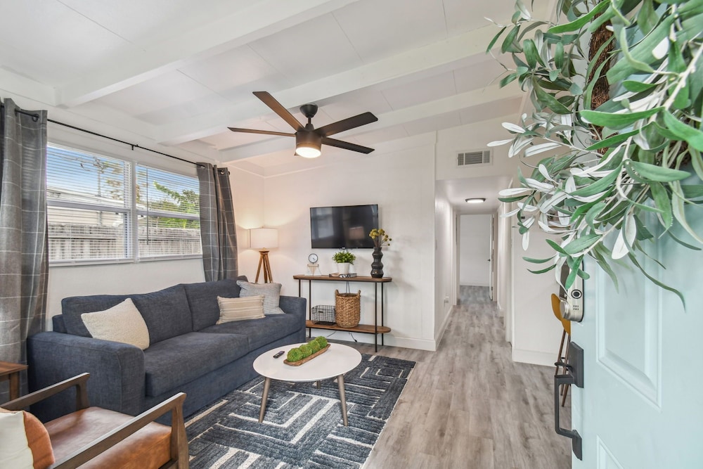 Coastal Bliss 3BR Gem Near MacDill AFB in Tampa, United States