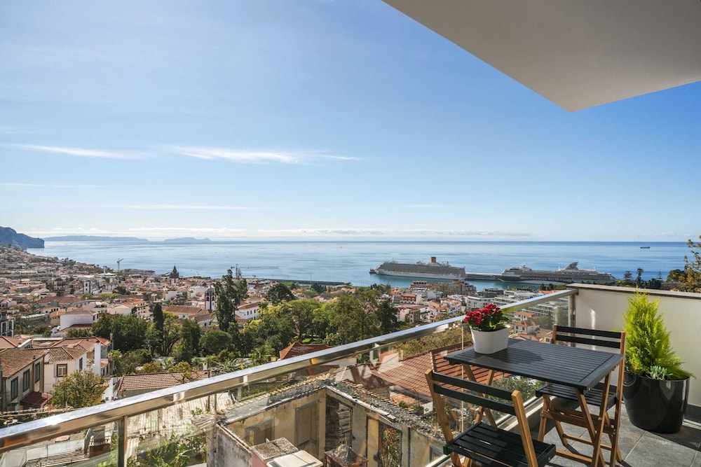 Duplex With sea and Mountain Views Casa do Castelo — 4-Star Luxury Hotel in Funchal, Portugal