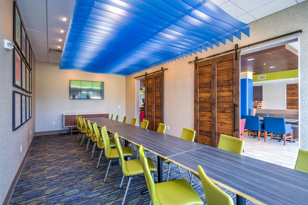 Holiday Inn Express & Suites Reedsville State Coll Area by IHG - photo 25