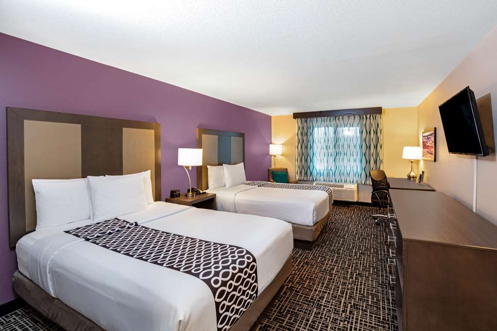 La Quinta Inn & Suites by Wyndham Las Vegas Nellis - photo 10