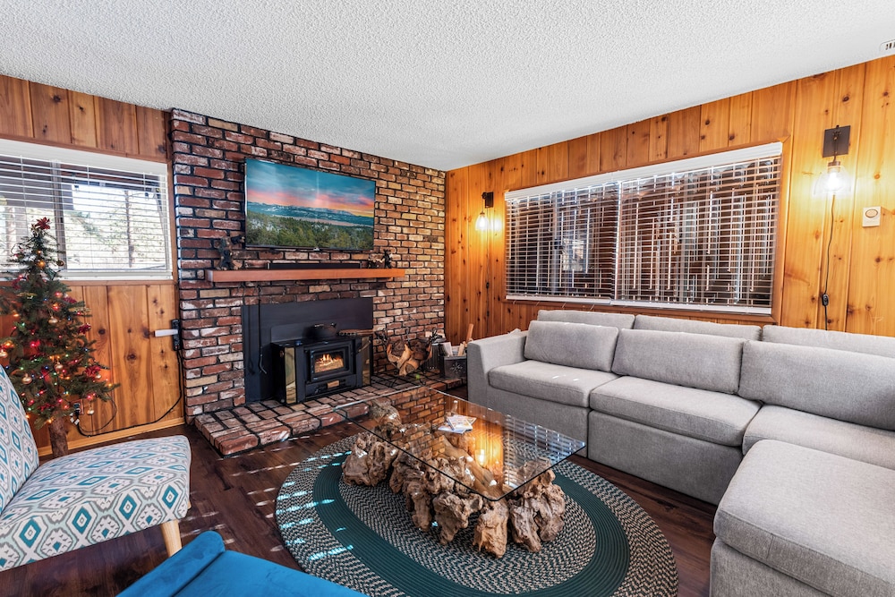 Knotty Hideaway The Perfect Big Bear Experience — 4-Star Luxury Hotel in Big Bear City, United States