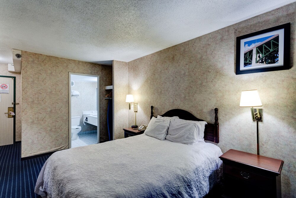 University Hotel & Suites - photo 18