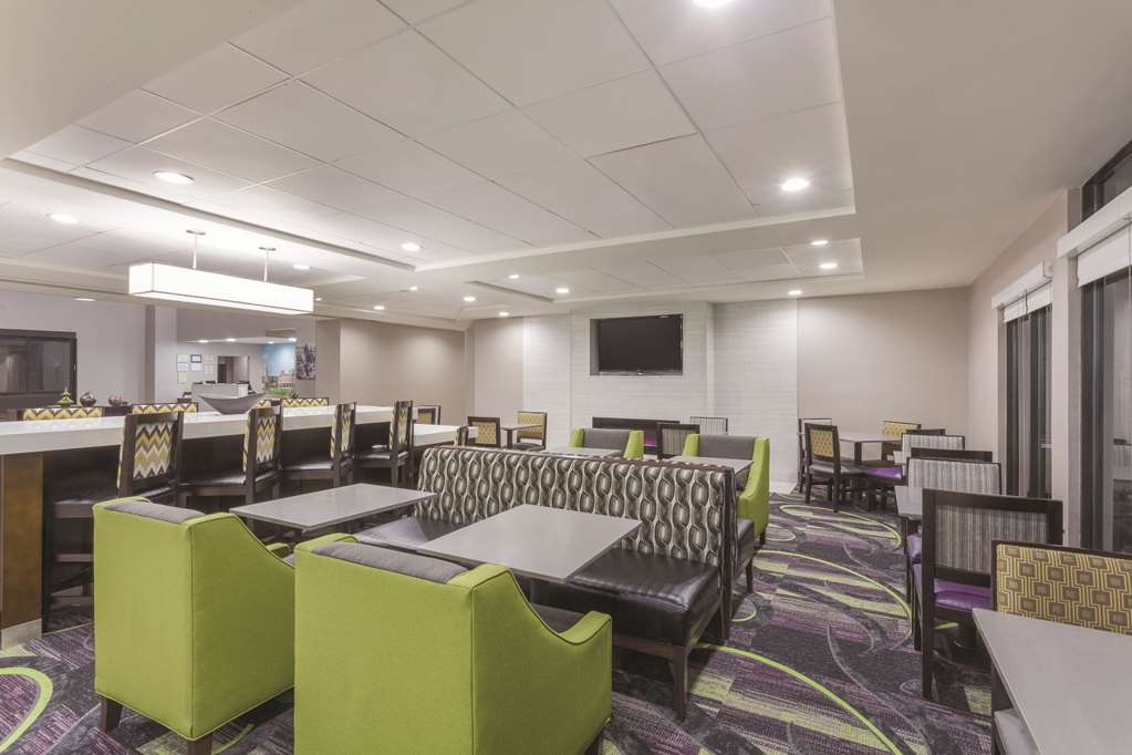 La Quinta Inn & Suites by Wyndham Columbus North - photo 27