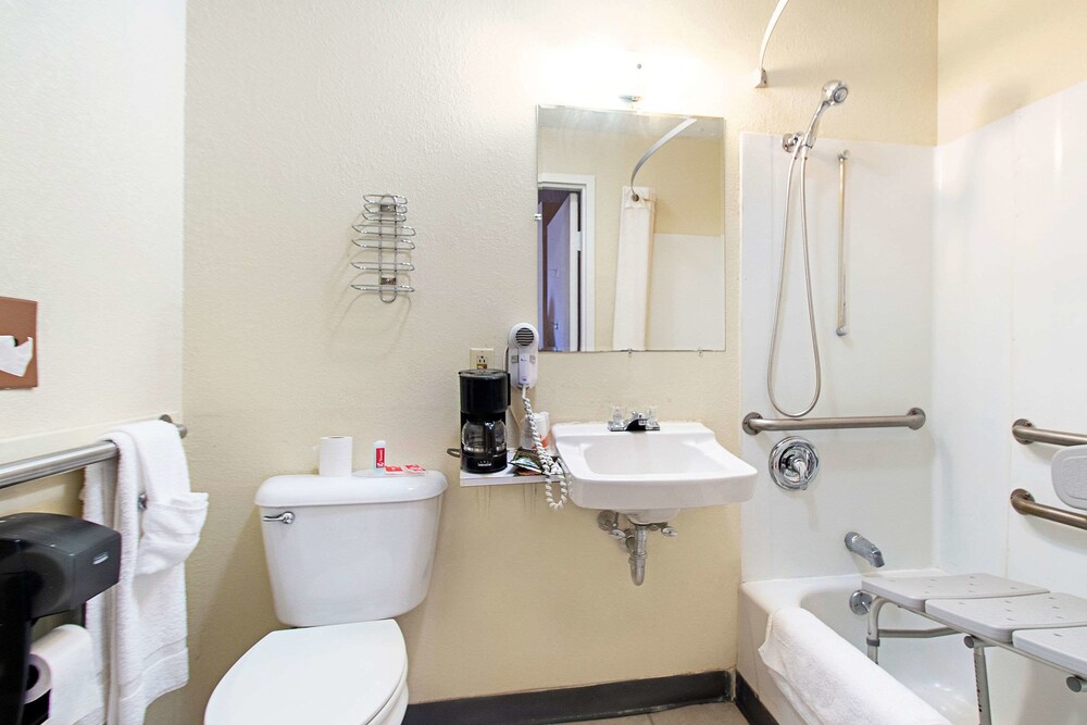 Knights Inn Utica - photo 15