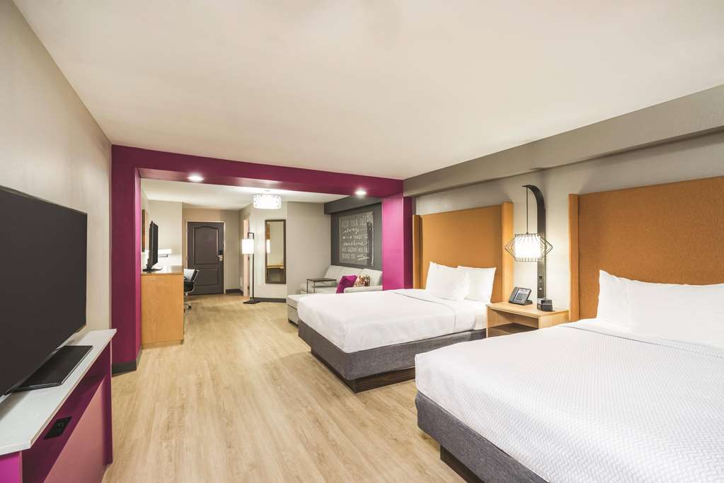 La Quinta Inn & Suites by Wyndham Chattanooga Hamilton Place - photo 11